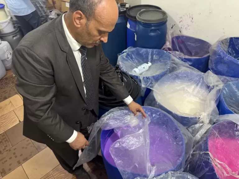 ضبط 17 ألفً عبوة مستحضرات تجميل بمصنع غير مرخص بالغربية.. صور