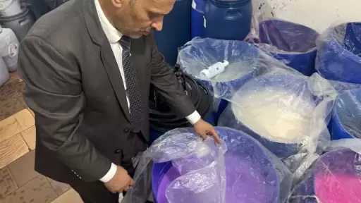 ضبط 17 ألفً عبوة مستحضرات تجميل بمصنع غير مرخص بالغربية.. صور