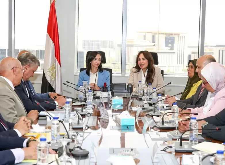 وزيرة الإسكان ومحافظ البحيرة يستعرضان موقف مشروعات مياه الشرب والصرف الصحي