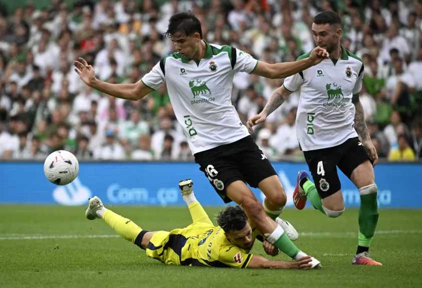 فياريال يقتنص تعادلا مثيرا من سانتاندير في الدوري الإسباني