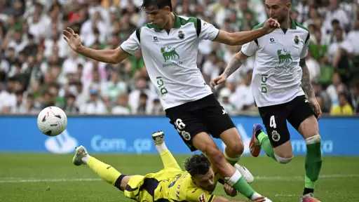 فياريال يقتنص تعادلا مثيرا من سانتاندير في الدوري الإسباني
