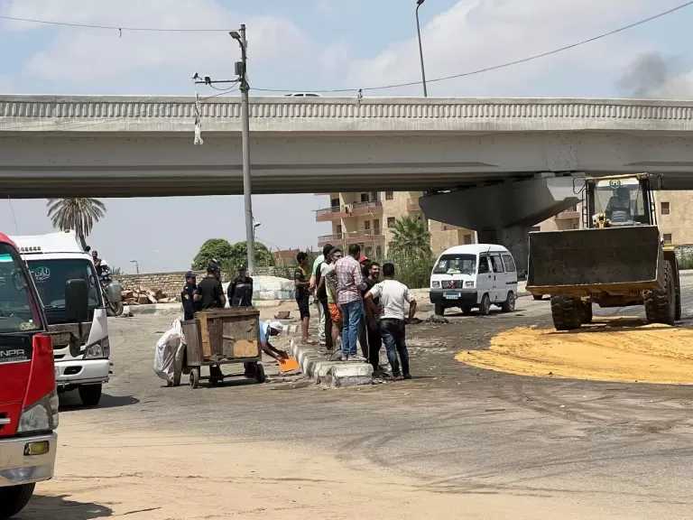إزالة آثار انقلاب سيارة محملة بالزيت وإعادة فتح الطريق بالإسماعيلية