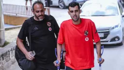رغم الإصابة.. يوسف بلعمري يرافق بعثة الأهلي إلى برشلونة