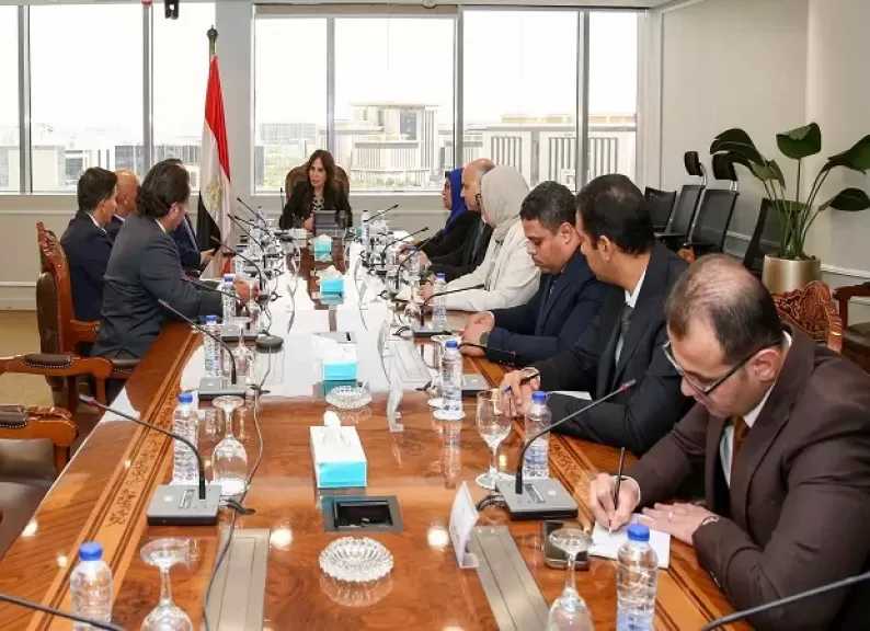 وزيرة الإسكان تستعرض مقترحات إدارة حي المال والأعمال في العاصمة الجديدة