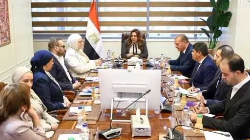 وزيرة التنمية المحلية والبيئة تناقش مشروع خطة العمل المحلية للتغيرات المناخية لمحافظتي قنا وكفر الشيخ