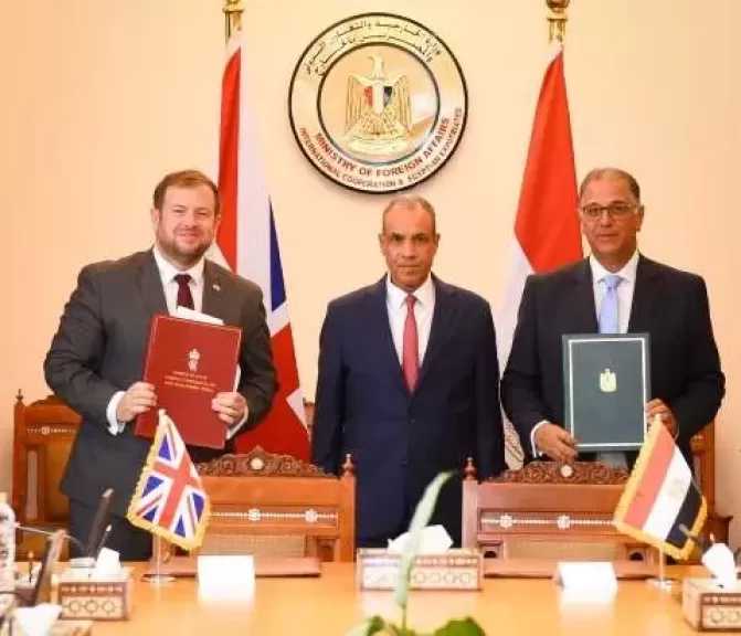 وزير الخارجية يبحث مع وزير الدولة البريطاني للشرق الأوسط التطورات الإقليمية والدولية