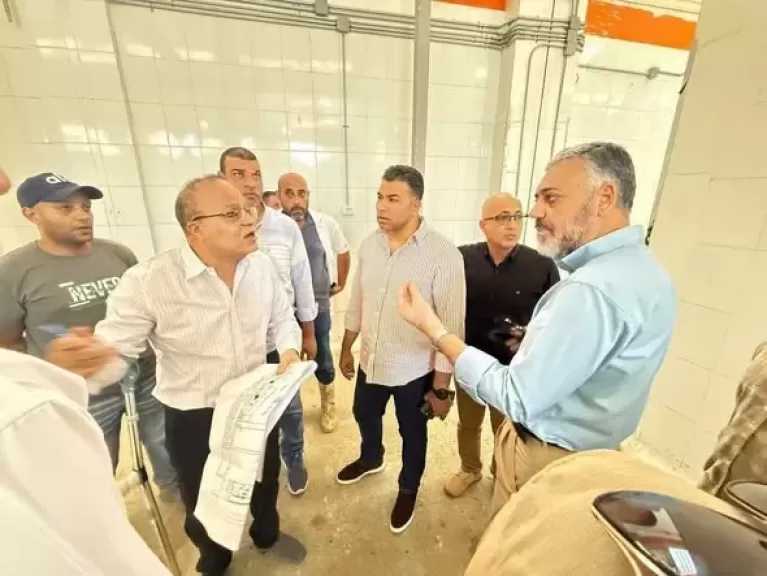 نائب محافظ السويس يتفقد أعمال تطوير المجزر الآلي بقرية الألبان الجديدة