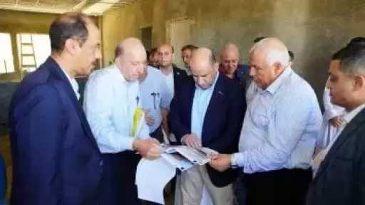 وزير العمل ومحافظ مطروح يتفقدان أعمال إنشاء مكتب العمل الجديد بالضبعة