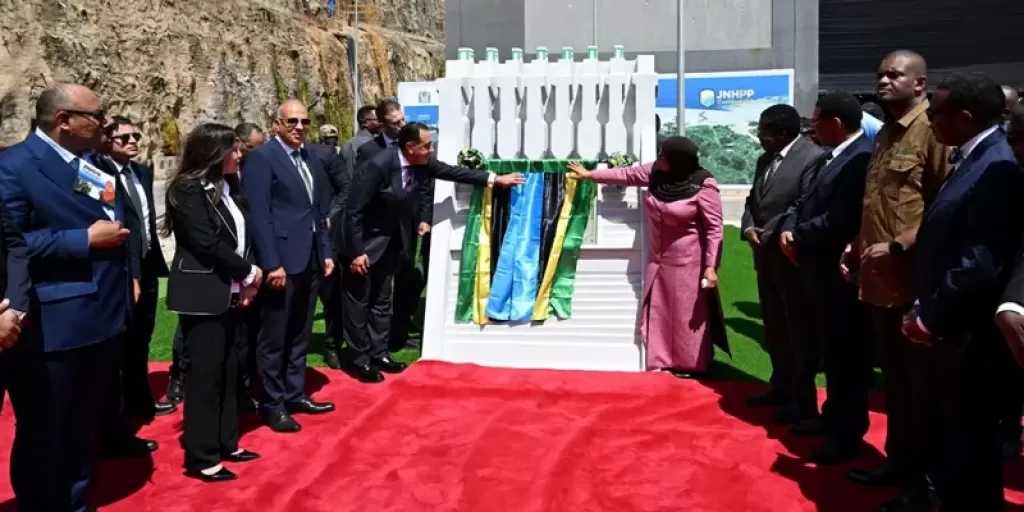 رئيس الوزراء يعود للقاهرة بعد مشاركته نيابة عن الرئيس السيسي في فعاليات افتتاح مشروع سد ومحطة ”جوليوس نيريري”