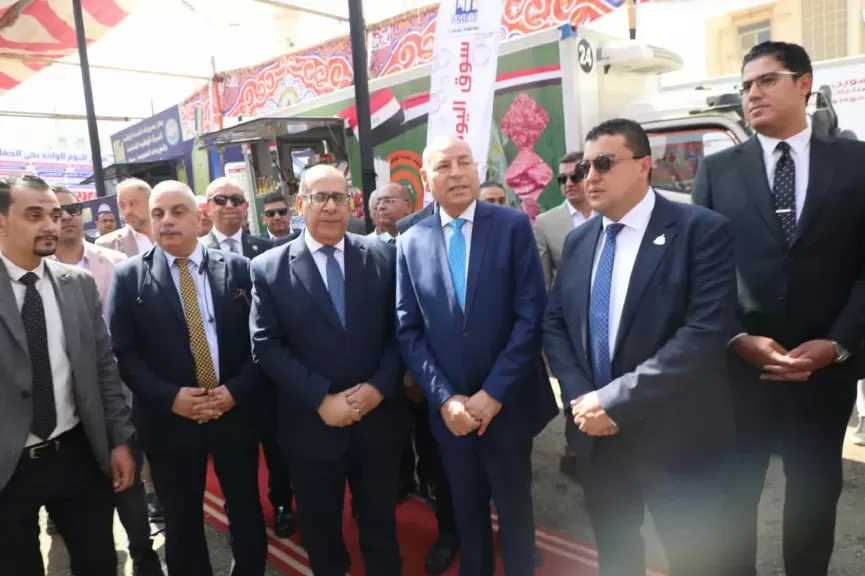 محافظ القاهرة يفتتح سوق اليوم الواحد بحي وسط لتوفير السلع بتخفيضات تصل لـ 20%