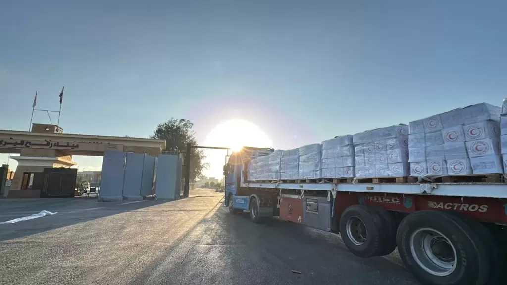 الهلال الأحمر المصري يواصل دعم أهالي غزة عبر قافلة «زاد العزة» الـ 263