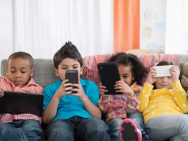 ”معلومات الوزراء” يستعرض مخاطر الاستخدام المفرط للمنصات الرقمية على الأطفال