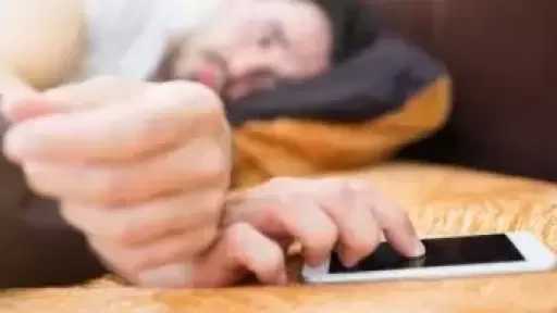 وضع الموبايل تحت المخدة أو بجوار الرأس أثناء النوم.. مخاطر يجب الحذر منها
