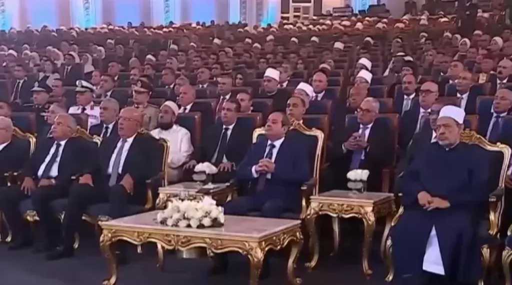 الرئيس السيسي: هناك فوضى في وسائل التواصل وبعض وسائل الإعلام في المعرفة والإلمام بالتحديات التي تواجه مصر