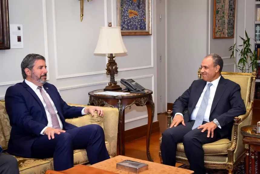 وزير الخارجية ونائب نظيره الأمريكي يؤكدان أهمية تعزيز العلاقات الإستراتيجية بين البلدين