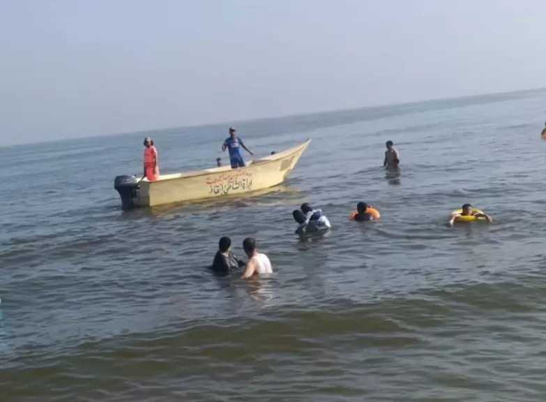 بسبب ارتفاع الأمواج.. منع نزول البحر بجمصة ورفع درجة الاستعداد وتأمين الشاطئ بمراكب الحسك