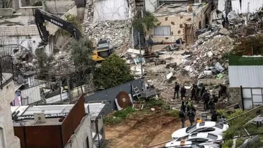 الضفة.. الجيش الإسرائيلي يخطر فلسطينيا بهدم منزله في نابلس