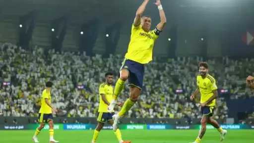 رونالدو يقود النصر لقلب تأخره أمام التعاون والتربع على قمة الدوري السعودي