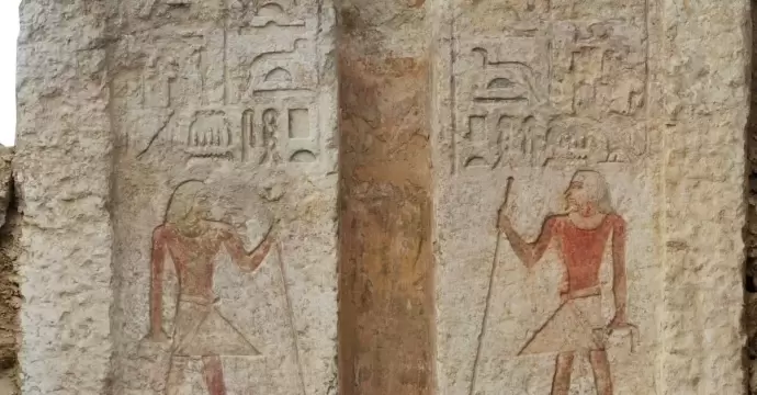كشف أثري جديد بسقارة.. مقبرة سخنتيو-بتاح ومنظومة من آبار الدفن ولقى أثرية