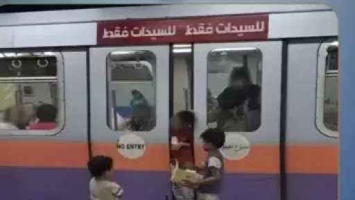 استدعاء والدة طفل عطل باب المترو انتظارا لركوب شقيقيه بعربة السيدات