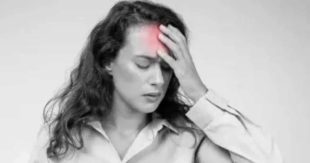 هل الصداع المستمر علامة على ورم فى المخ؟ 8 أعراض تحذيرية لا يجب تجاهلها
