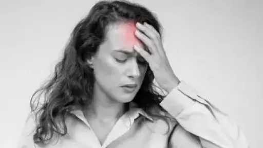 هل الصداع المستمر علامة على ورم فى المخ؟ 8 أعراض تحذيرية لا يجب تجاهلها