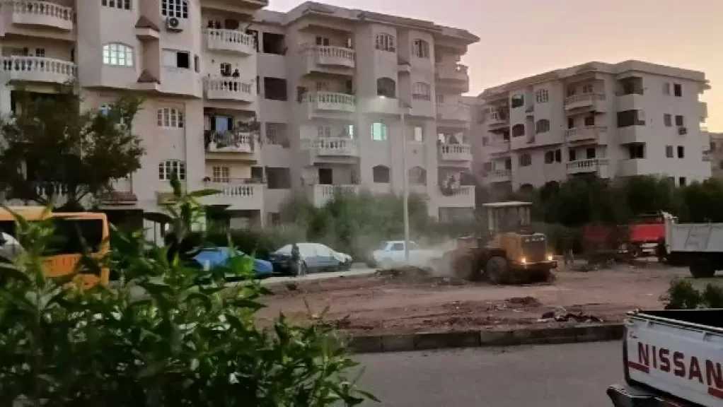 حملة مكبرة للنظافة والتوعية البيئية بالغردقة.. رفع المخلفات الزراعية وتحسين الصورة البصرية