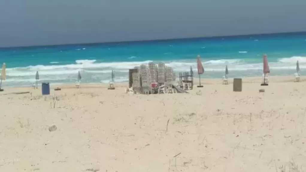 مرسى مطروح تقرر غلق جميع شواطئ المدينة لخطورة البحر وارتفاع الموج لـ 4 أمتار