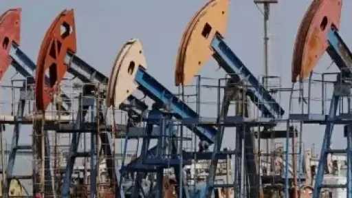 انخفاض أسعار النفط متأثرة بزيادة المعروض العالمي وتراجع الطلب