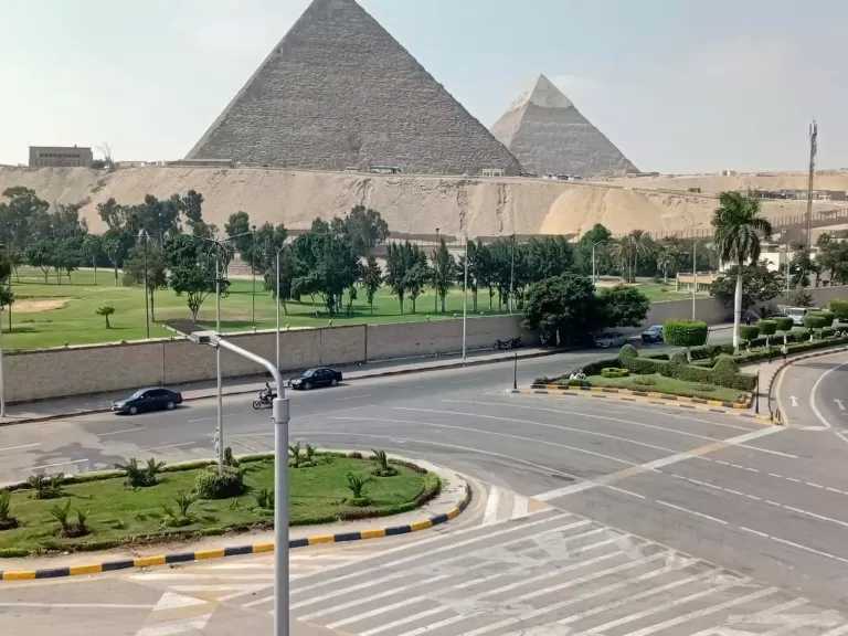 استمرار أعمال النظافة والتجميل بمحيط المتحف المصري الكبير ومدخل الأهرامات بالجيزة
