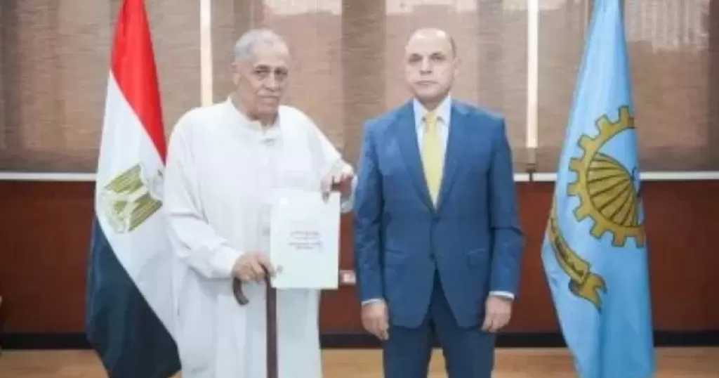 محافظ الغربية يُسلّم 4 عقود تقنين لأراضي أملاك الدولة للمستفيدين عبر المنصة الوطنية