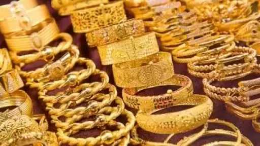 سعر الذهب اليوم.. عيار 21 يغلق عند 6320 جنيها وفجوة سلبية مع السعر العالمي