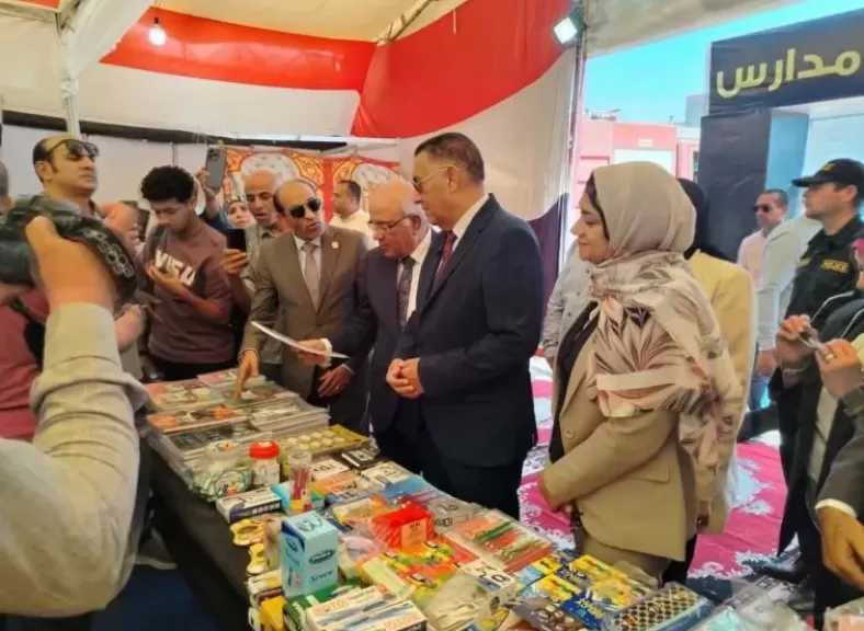 محافظ القليوبية ورئيس الغرفة التجارية يفتتحان معرض أهلا مدارس بشبرا الخيمة