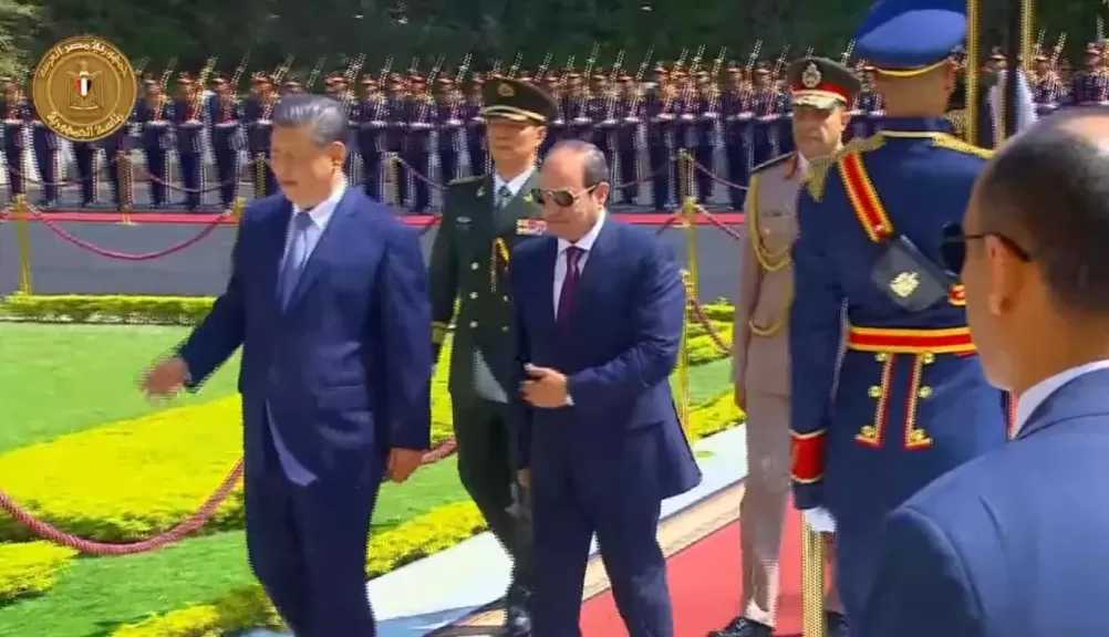 الرئيس السيسي ونظيره الصيني شي جينبينج يستعرضان حرس الشرف بقصر الاتحادية