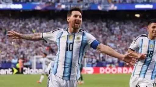 الأرجنتين تعلن إيقاف كل مباريات الدوري عند الدقيقة 10 تكريمًا لـ«ميسي»