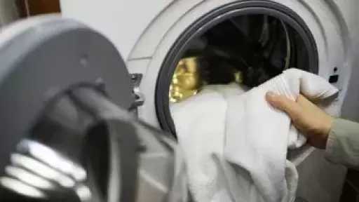 ‎لماذا ينصح الخبراء بغسل الملابس الجديدة قبل ارتدئها؟