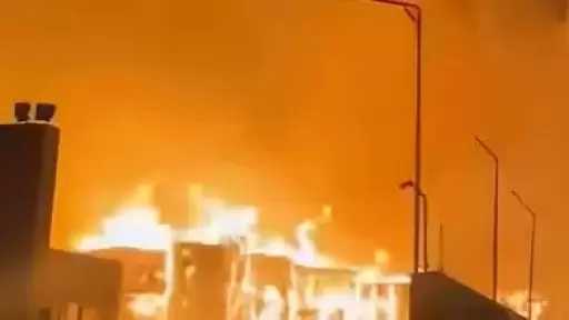 محافظ القليوبية ومدير الأمن يصلان موقع حريق مصنع الكرتون بالعبور