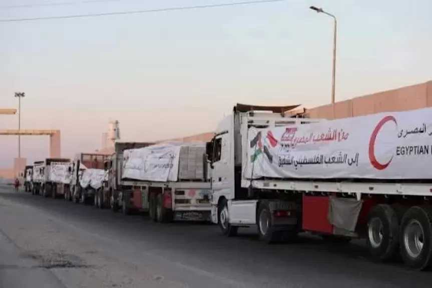 الهلال الأحمر المصري يمد أهالي غزة بأطنان من المساعدات الطبية والإغاثية عبر قافلة «زاد العزة» الـ272
