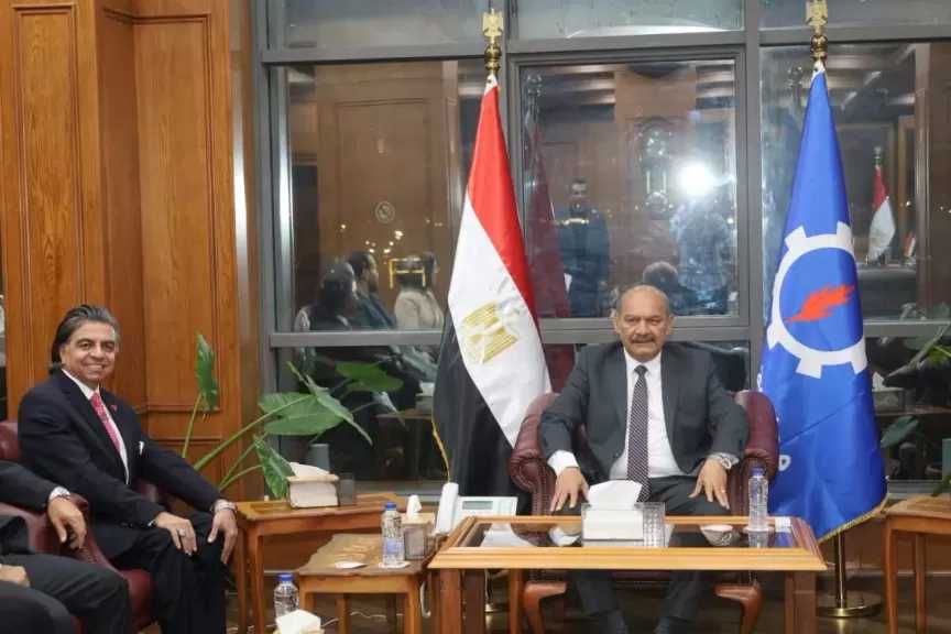محافظ السويس يستقبل الدكتور جمال شعبان ويهديه درع المحافظة