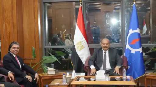 محافظ السويس يستقبل الدكتور جمال شعبان ويهديه درع المحافظة