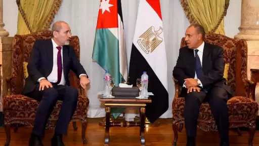 وزير الخارجية يلتقي نظيره الأردني ويبحثان تعزيز العلاقات الثنائية والتطورات الإقليمية