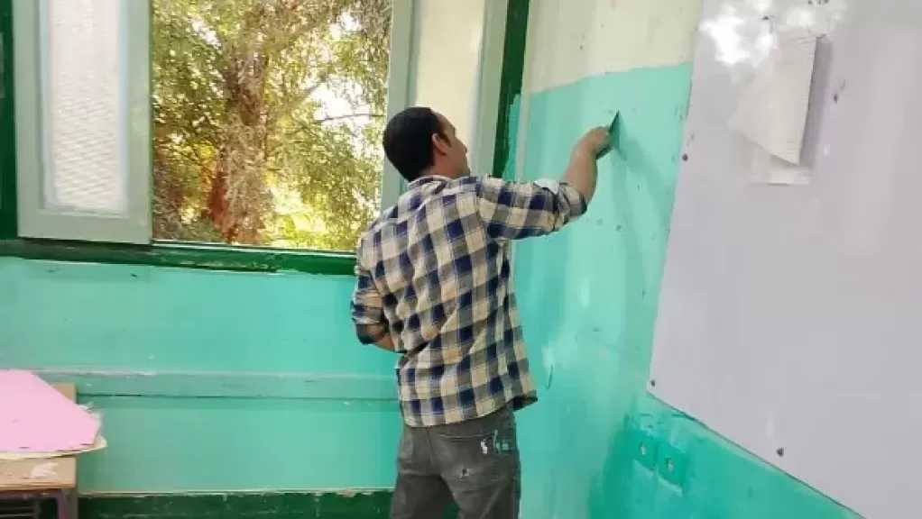 استعدادا للعام الدراسي.. تعليم أسيوط تواصل حملات الصيانة والتشجير بالمدارس