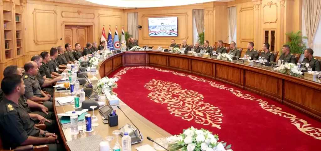 وزير الدفاع والإنتاج الحربي يلتقي عددًا من مقاتلي الجيشين ”الثاني والثالث” لمتابعة التدريب القتالي