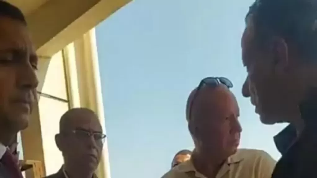 خط أحمر