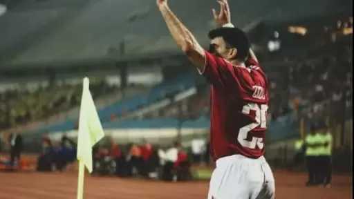 نجم الزمالك السابق يطالب اتحاد الكرة بكشف حقيقة عقود لاعب الأهلي