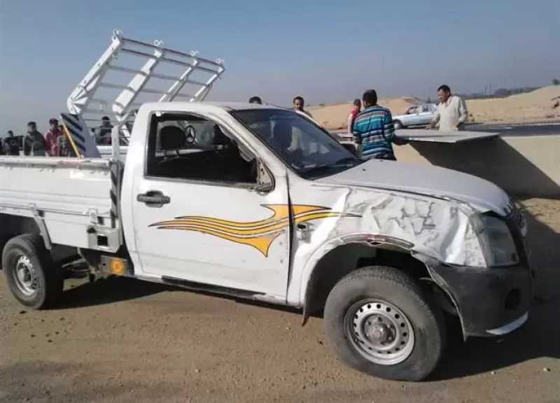 أسوان.. تعلق سيارة ربع نقل بسور كوبري كوم أمبو بسبب السرعة الزائدة
