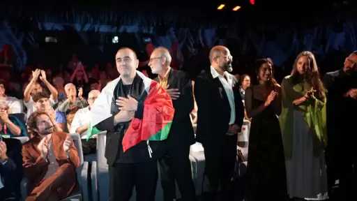 ظهر ملتحفا بعلم فلسطين.. مخرج فيلم حوار مع البحر يحضر عرضه الأول بمهرجان فينيسيا السينمائي