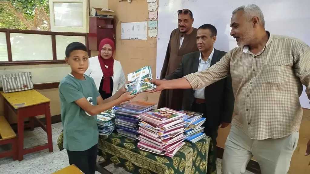 مدير تعليم الطود بالأقصر يطلق مبادرة لتسليم التلاميذ الكتب قبل بداية العام الدراسي