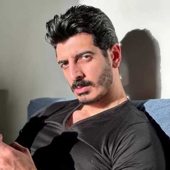 رغم الإفراج عنه.. التحقيق في اتهام صانع المحتوى شاكر محظور بغسل أموال التيك توك
