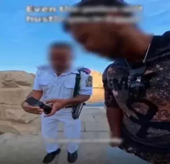 الداخلية تكشف ملابسات فيديو تجاوز فرد شرطة في التعامل مع سائح بأسوان